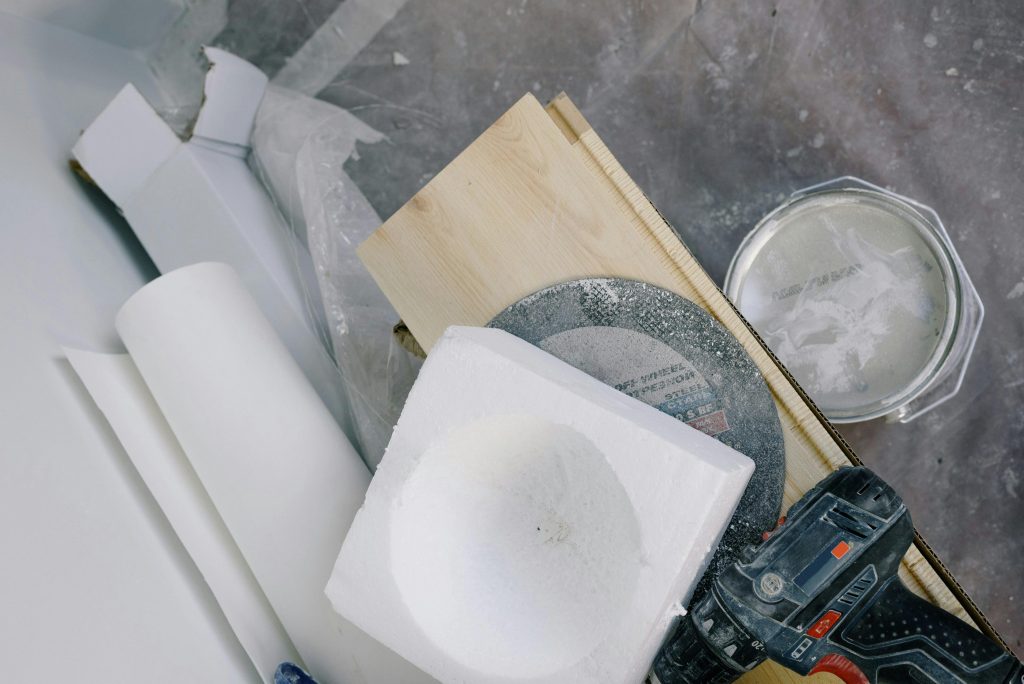 Narzędzia i materiały do cięcia styropianu, gotowe do projektu
