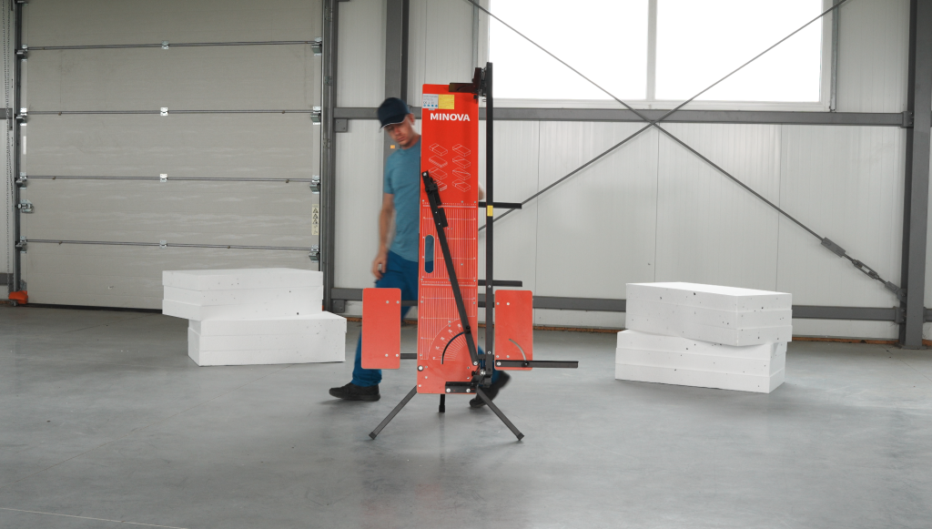 Mężczyzna używa maszyny MINOVA do cięcia styropianu. Maszyna służy do cięcia styropianu.