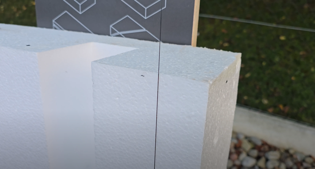 Zbliżenie bloku ICF ukazujące strukturę pianki i sznurek prowadzący do konstrukcji. Budowa bloku ICF.