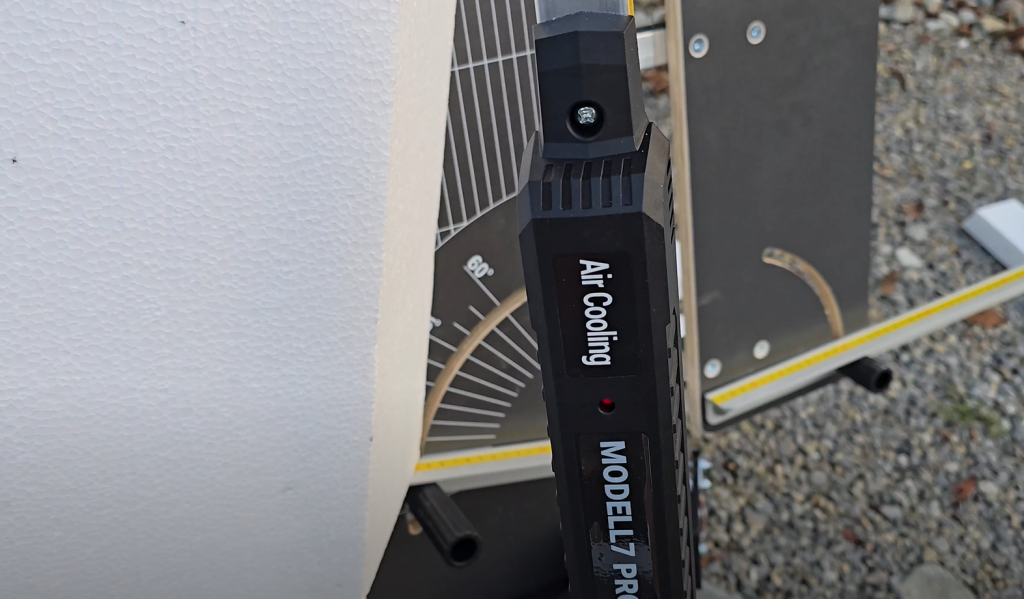 Przecinarka drutowa do pianki polistyrenowej, z etykietą „Air Cooling” i czerwonym światłem.