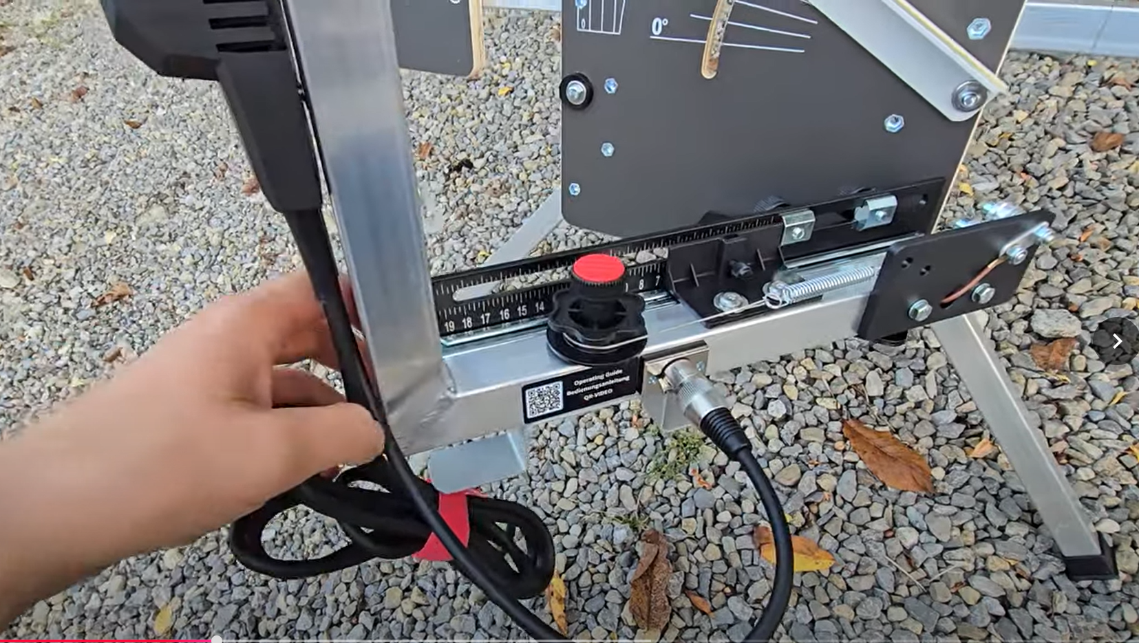 Precyzyjny prowadnik do cięcia drewna ze skalą kąta cięcia i czerwonym pokrętłem.