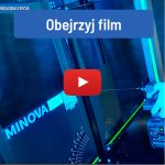Profesjonalna przecinarka do wełny Minova W101 w akcji, pokazująca jej mechanizm cięcia.