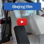 Przecinarka stołowa do styropianu z widocznym przyciskiem play na filmie instruktażowym.